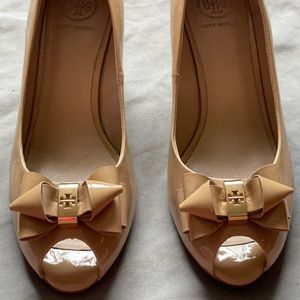 Tory Burch 2.5-in Wedges, Nude, Size 6.5
